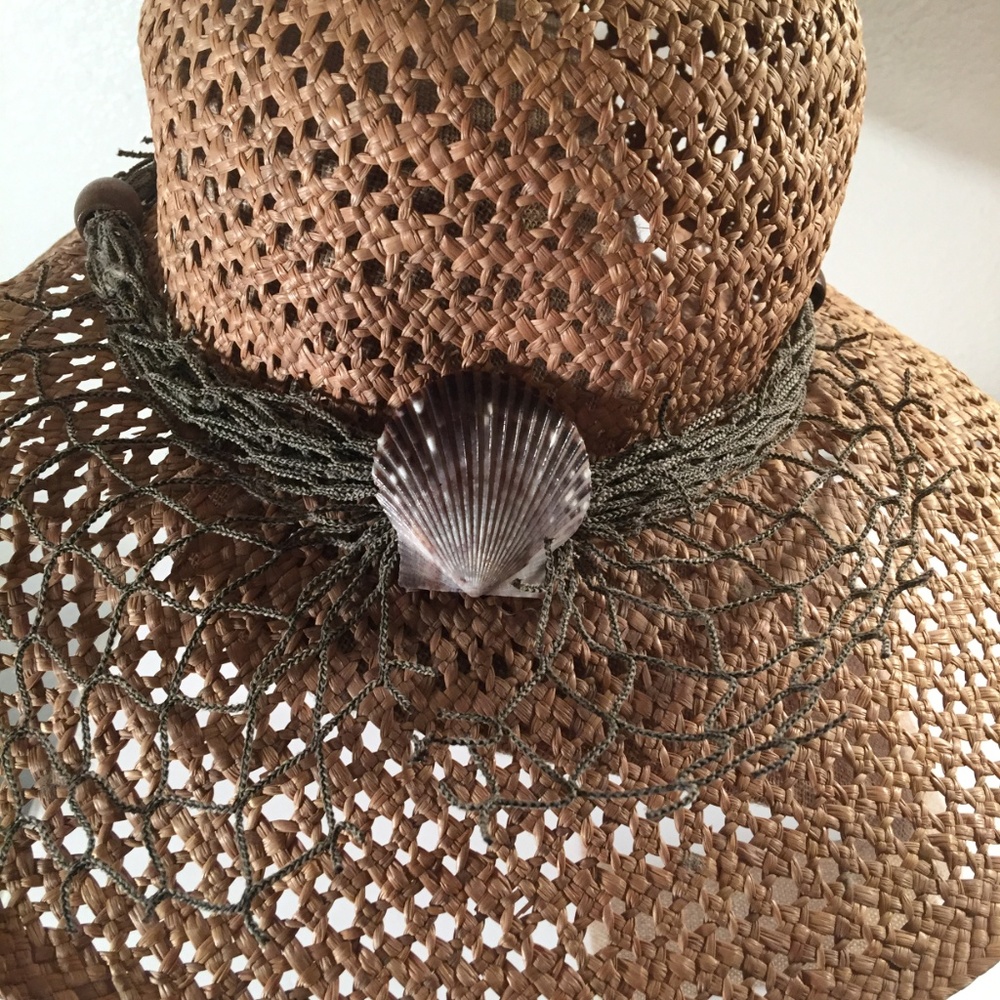Floppy straw beach hat with fishing net shells - Picture 4 of 6
